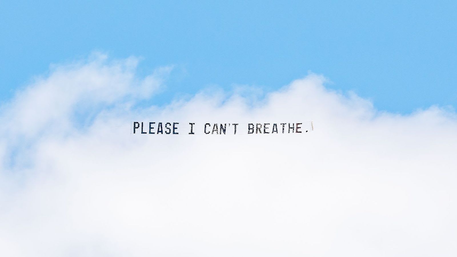 "لا أستطيع التنفس"..آخر عبارات جورج فلويد تحلّق فوق سماء مدن أمريكا