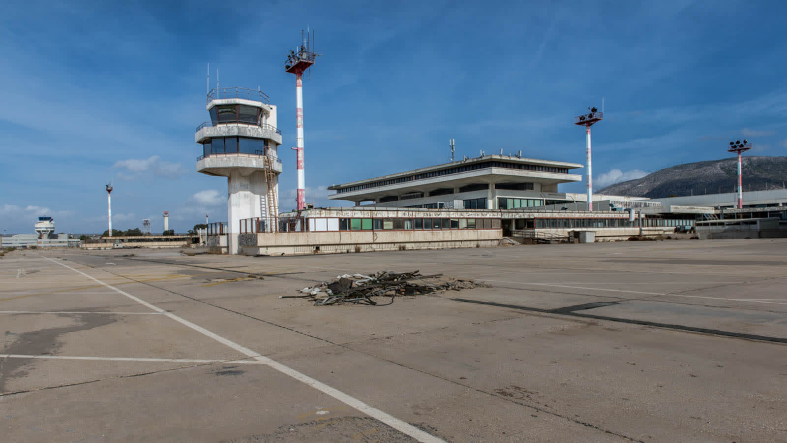 مطار إلينيكون الدولي..ما حكاية المطار اليوناني الذي ترك مهجوراً لمدة 20 عام؟