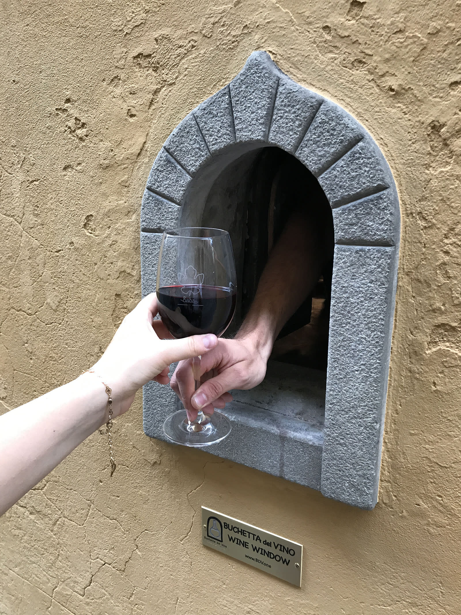 "نوافذ النبيذ" التاريخية في فلورنسا الإيطالية تفتح من جديد.. ما السبب؟