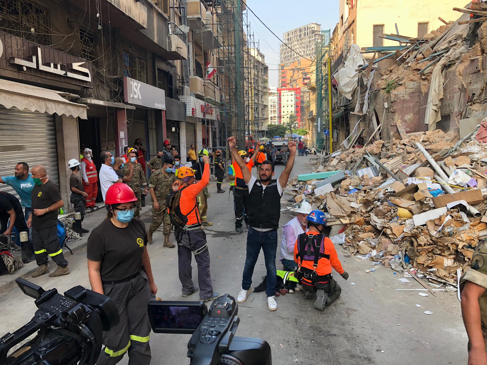 فرق الإنقاذ ترصد مؤشرات على وجود حياة تحت الانقاض في وسط بيروت