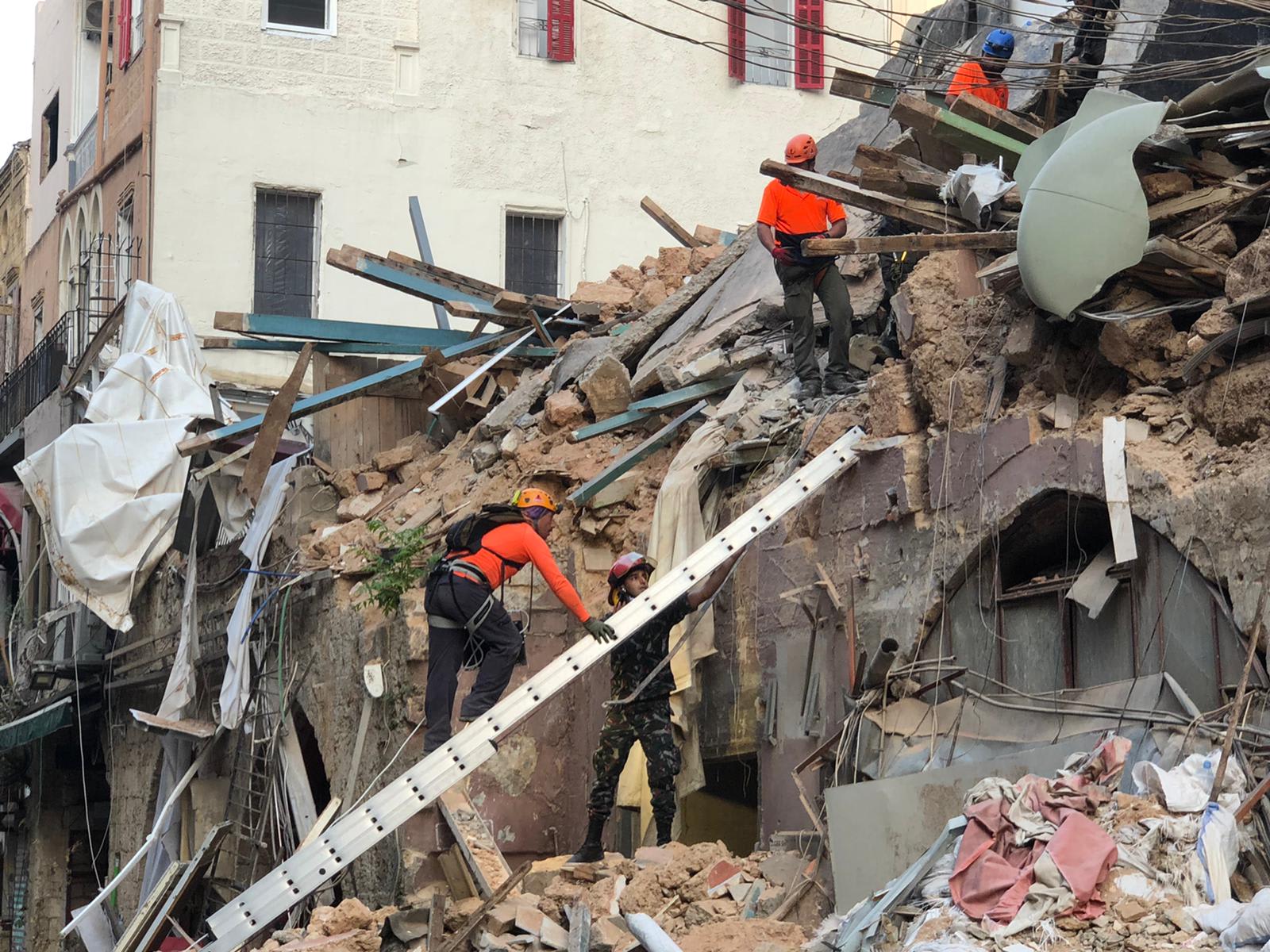 فرق الإنقاذ ترصد مؤشرات على وجود حياة تحت الأنقاض في وسط بيروت