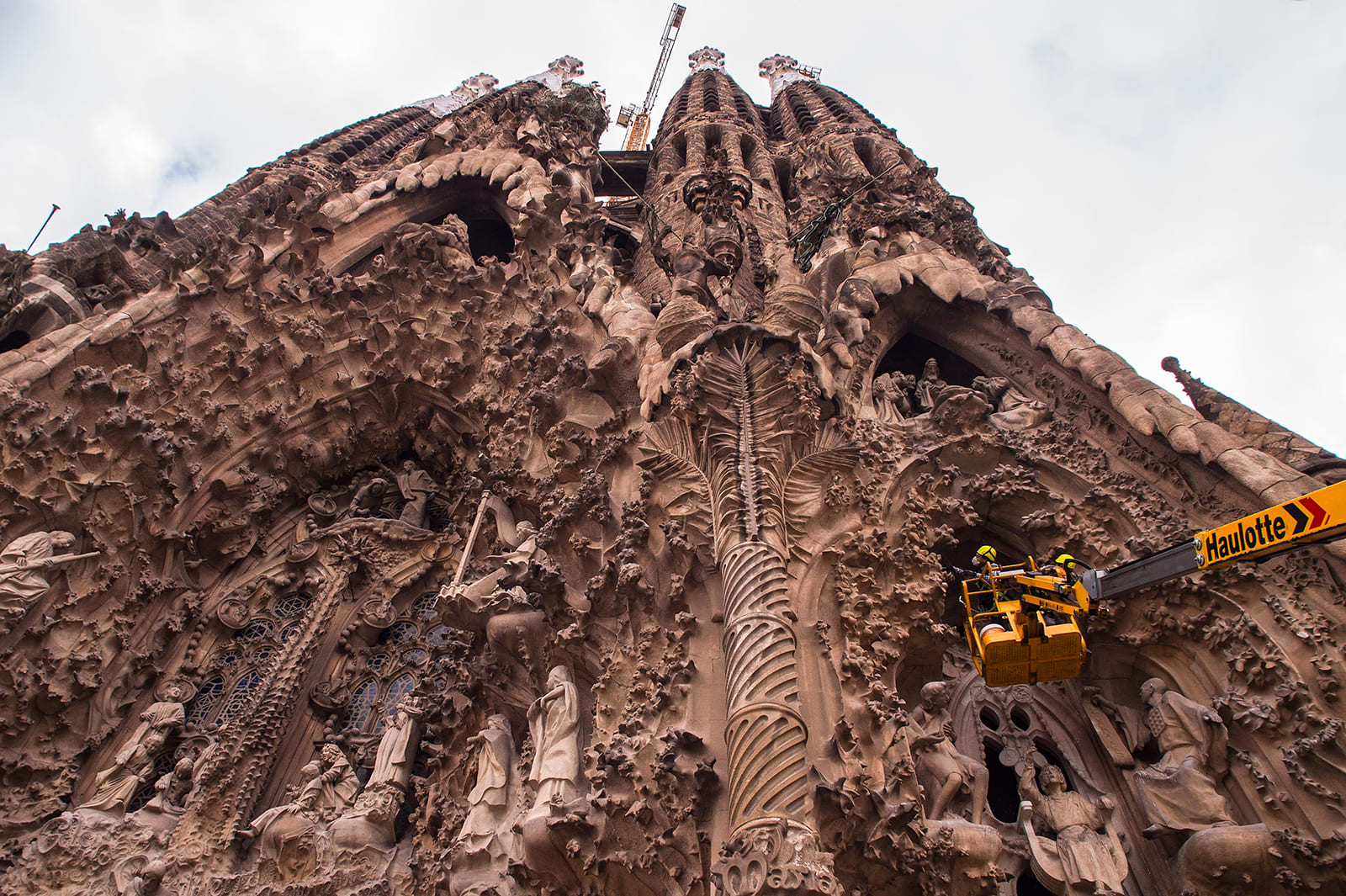 لا تزال قيد الإنشاء منذ أكثر من 130 عام.. هكذا قد تنقذ الروبوتات واحدة من أغرب الكاتدرائيات في العالم