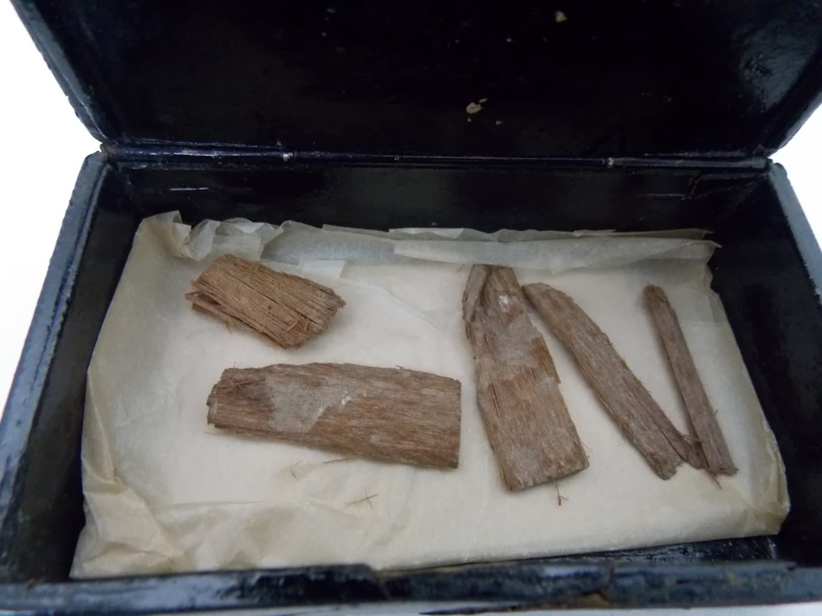 مفقودة من 70 عام.. العثور بقايا عمرها 5 آلاف عام من الهرم الأكبر بمصر في صندوق سيجار في اسكتلندا