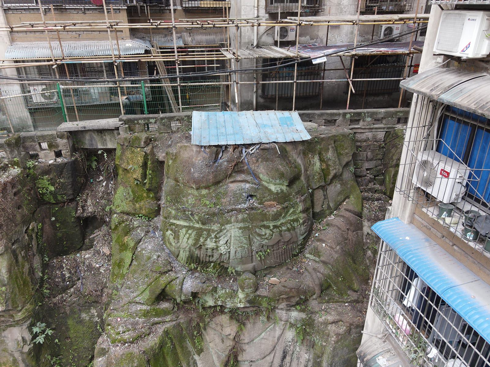 اكتشاف تمثال ديني غامض مقطوع الرأس في مجمع سكني في الصين