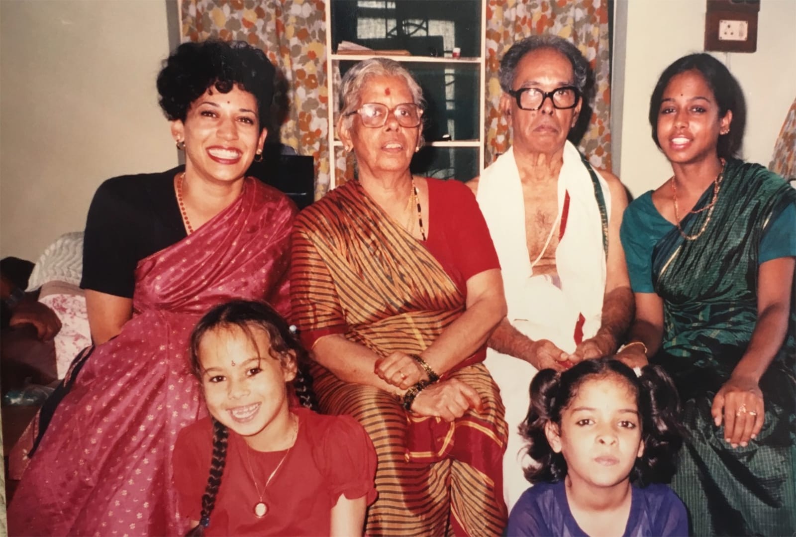 هل تستحضر كامالا هاريس تراثها الهندي بارتداء الساري بحفل تنصيبها نائبة للرئيس الأمريكي؟