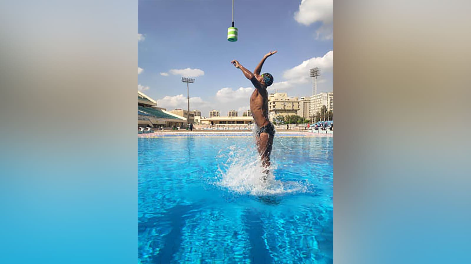 سباح مصري يحطم رقما قياسيا لأعلى قفزة خارج الماء في موسوعة "غينيس"