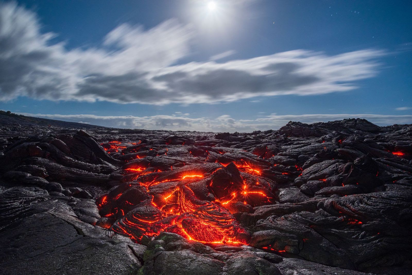 مشهد مهيب..عماني يوثق الحمم البركانية على أكبر جزر هاواي