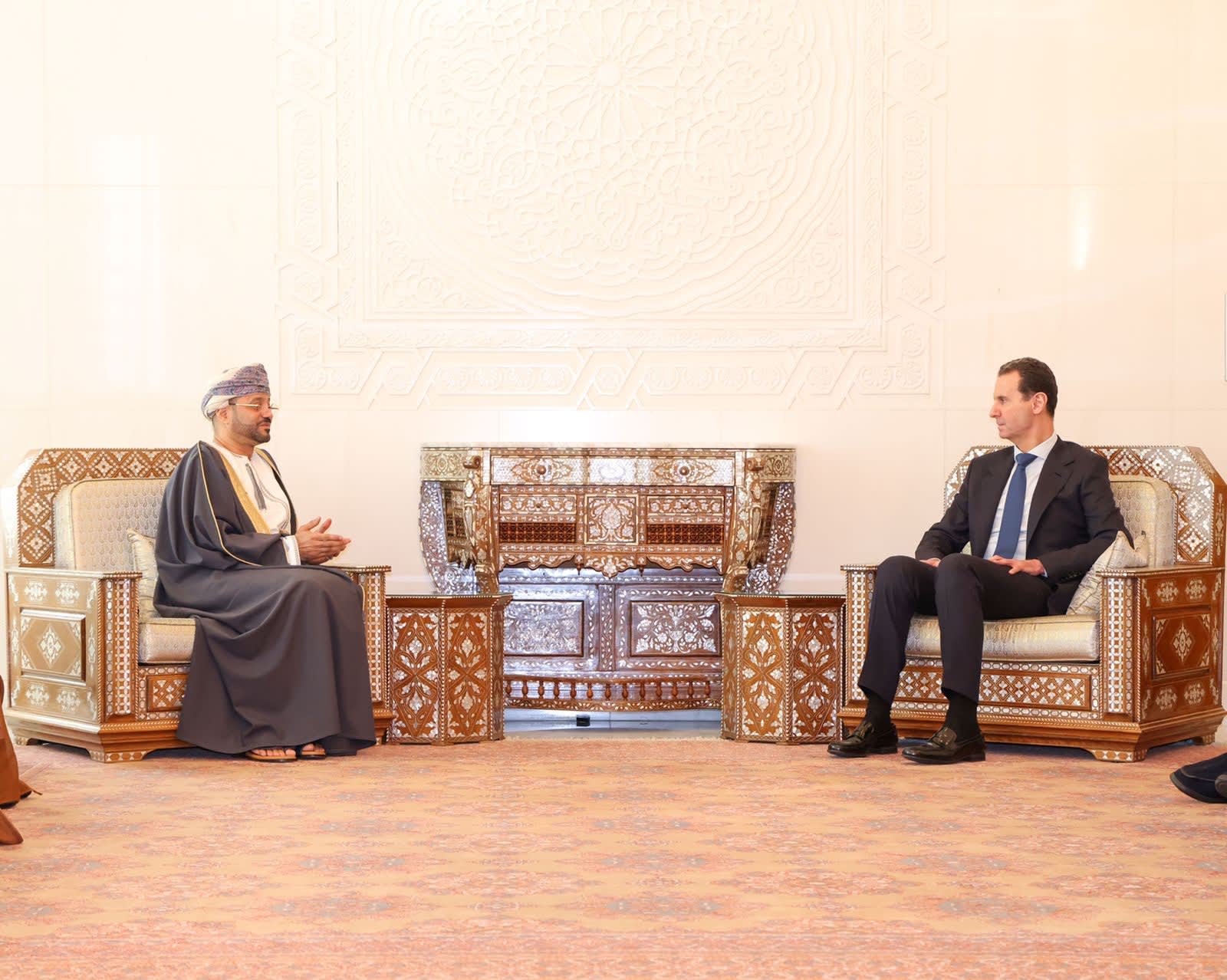 وزير خارجية عُمان يجري أول زيارة لسوريا.. والأسد يريد "مقاربة سياسية"