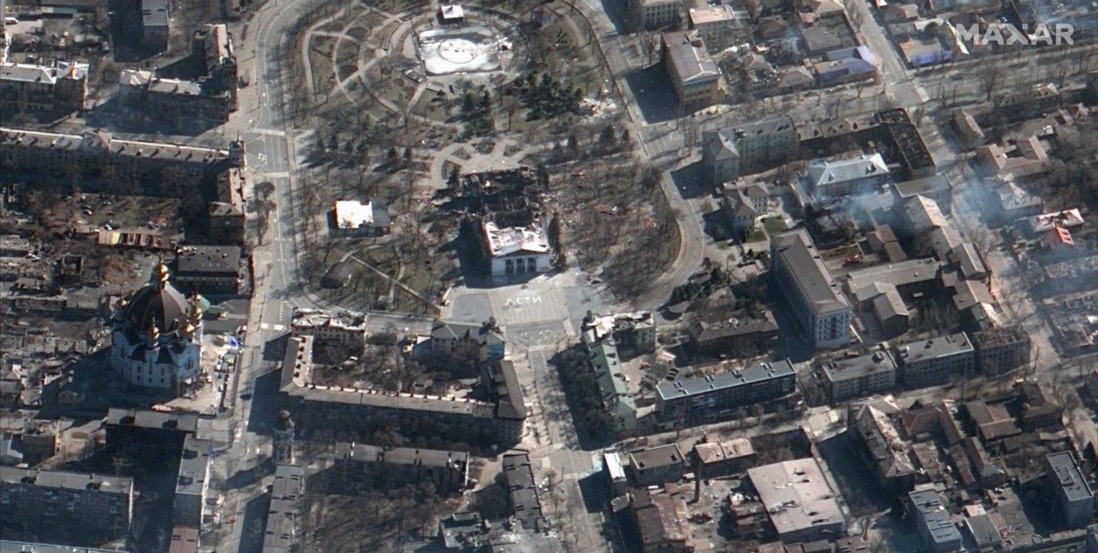 أضرار جسيمة بمسرح ماريوبول بعد قصف روسي.. هذا ما أظهرته صور الأقمار الصناعية