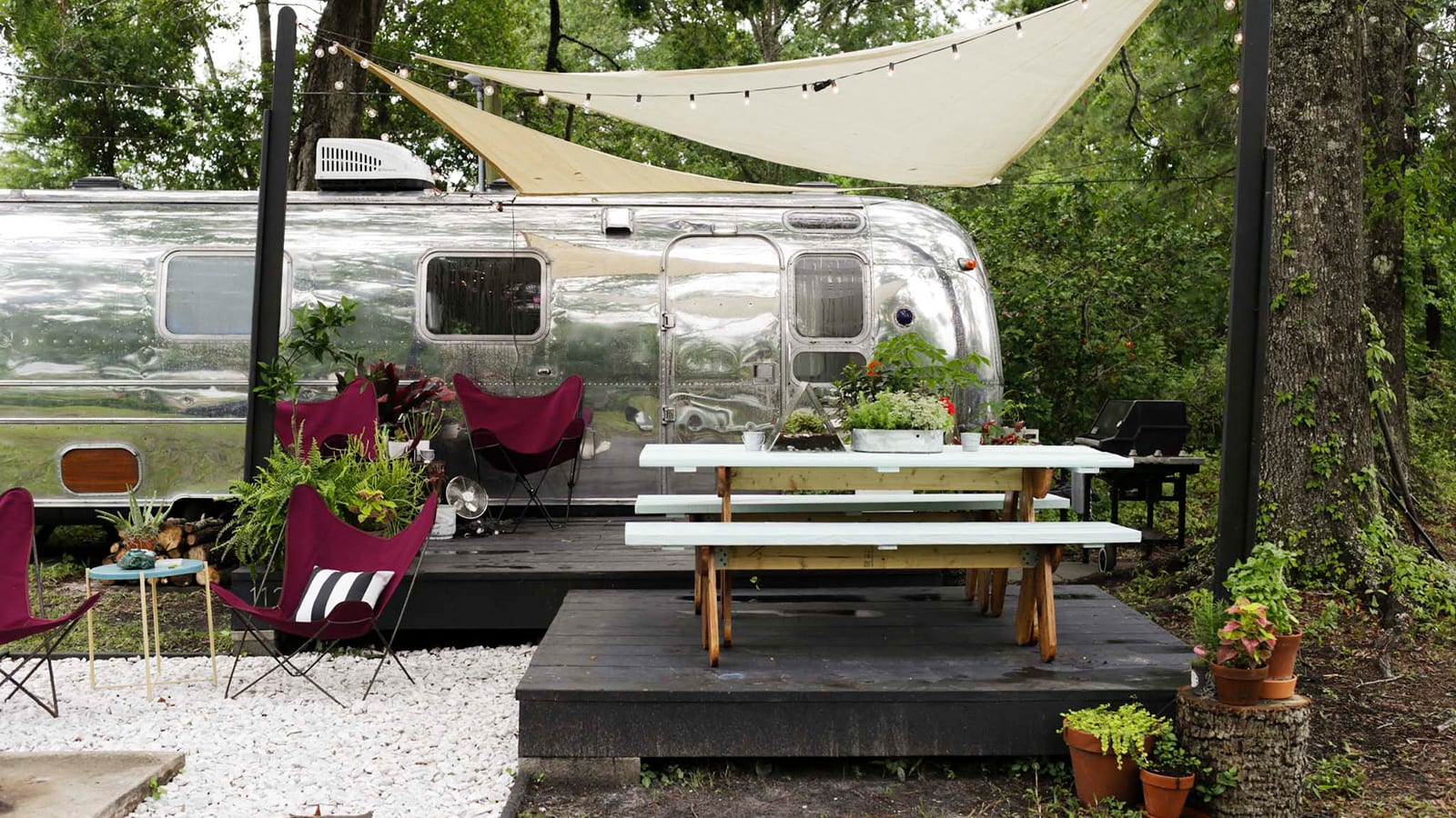 Life on the road .. An American transforms a travel trailer into stylish mobile homes 