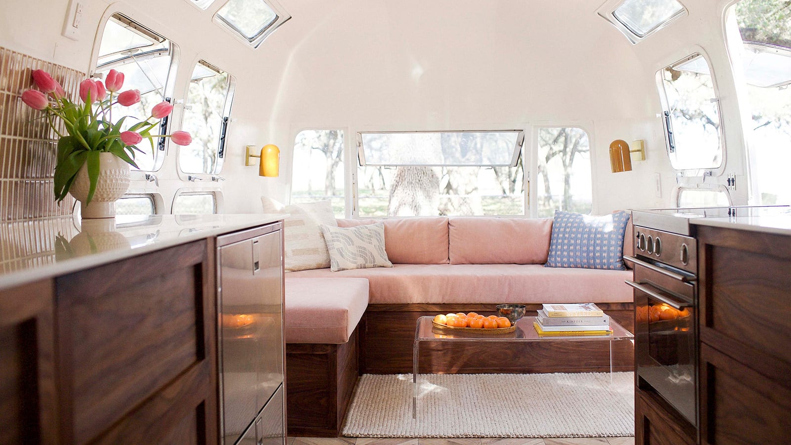 Life on the road .. An American turns a travel trailer into a stylish home