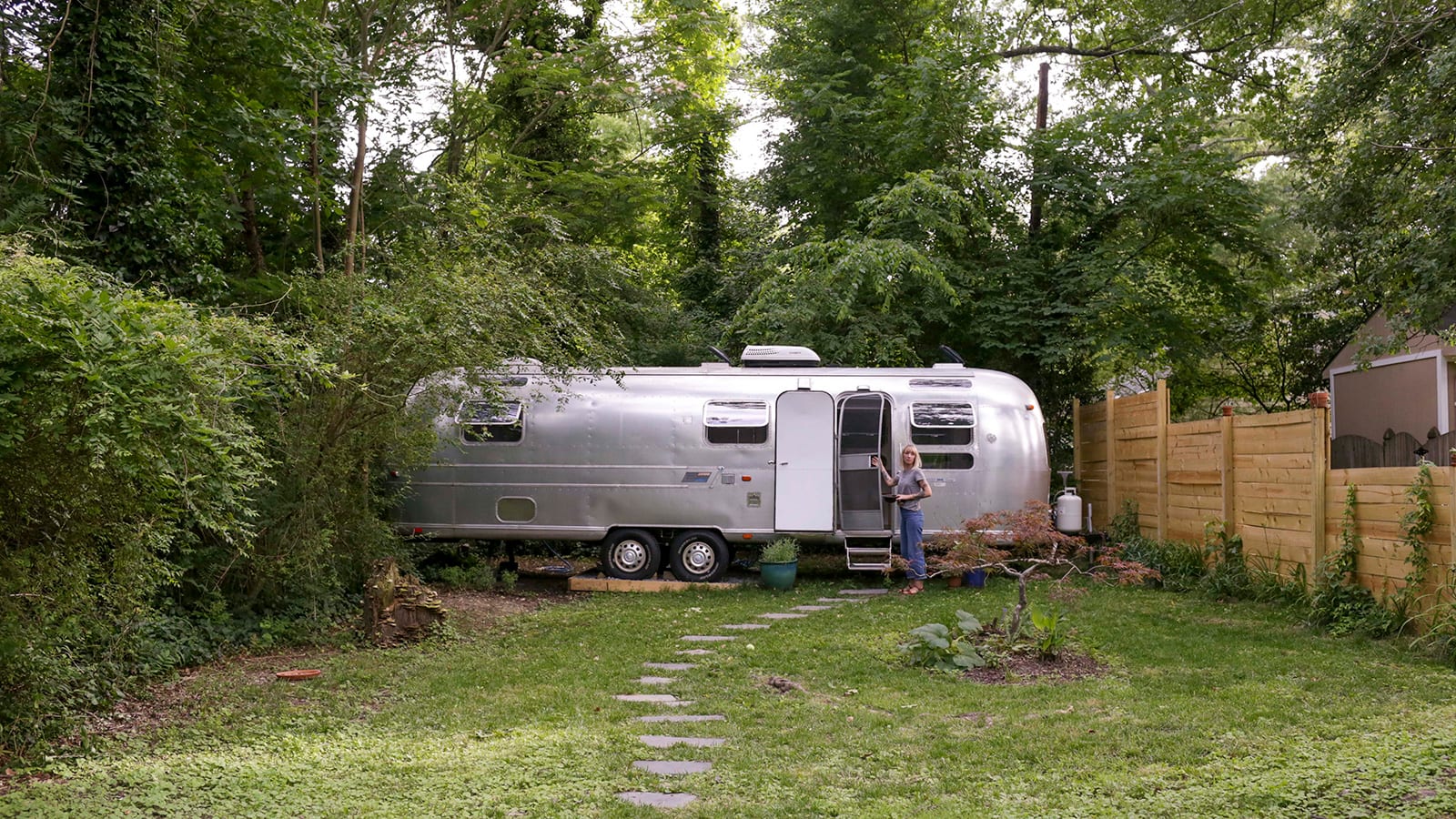 Life on the road .. An American transforms a travel trailer into stylish mobile homes 