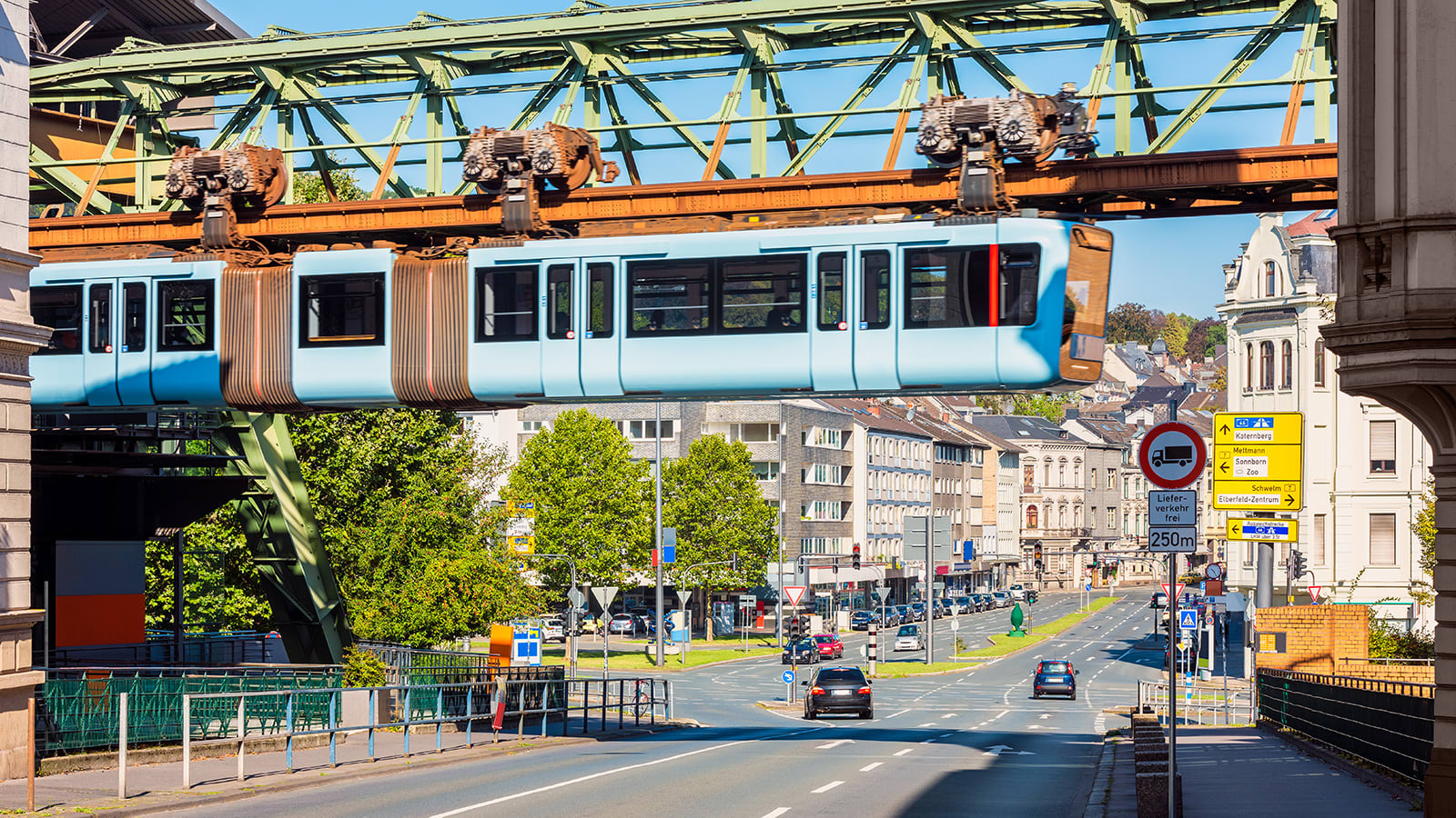 تحتضن هذه المدينة الألمانية سكة ​​حديدية مقلوبة لا تصدق 