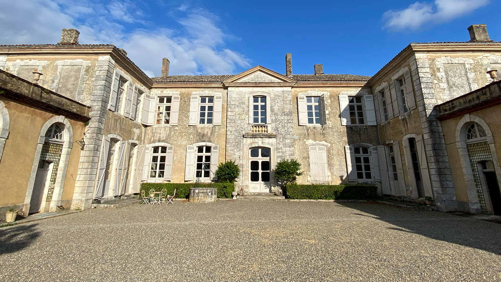 ثنائي أمريكي يشتريان قصرًا يتكون من 48 غرفة في فرنسا.. ما الذي يخططان له؟