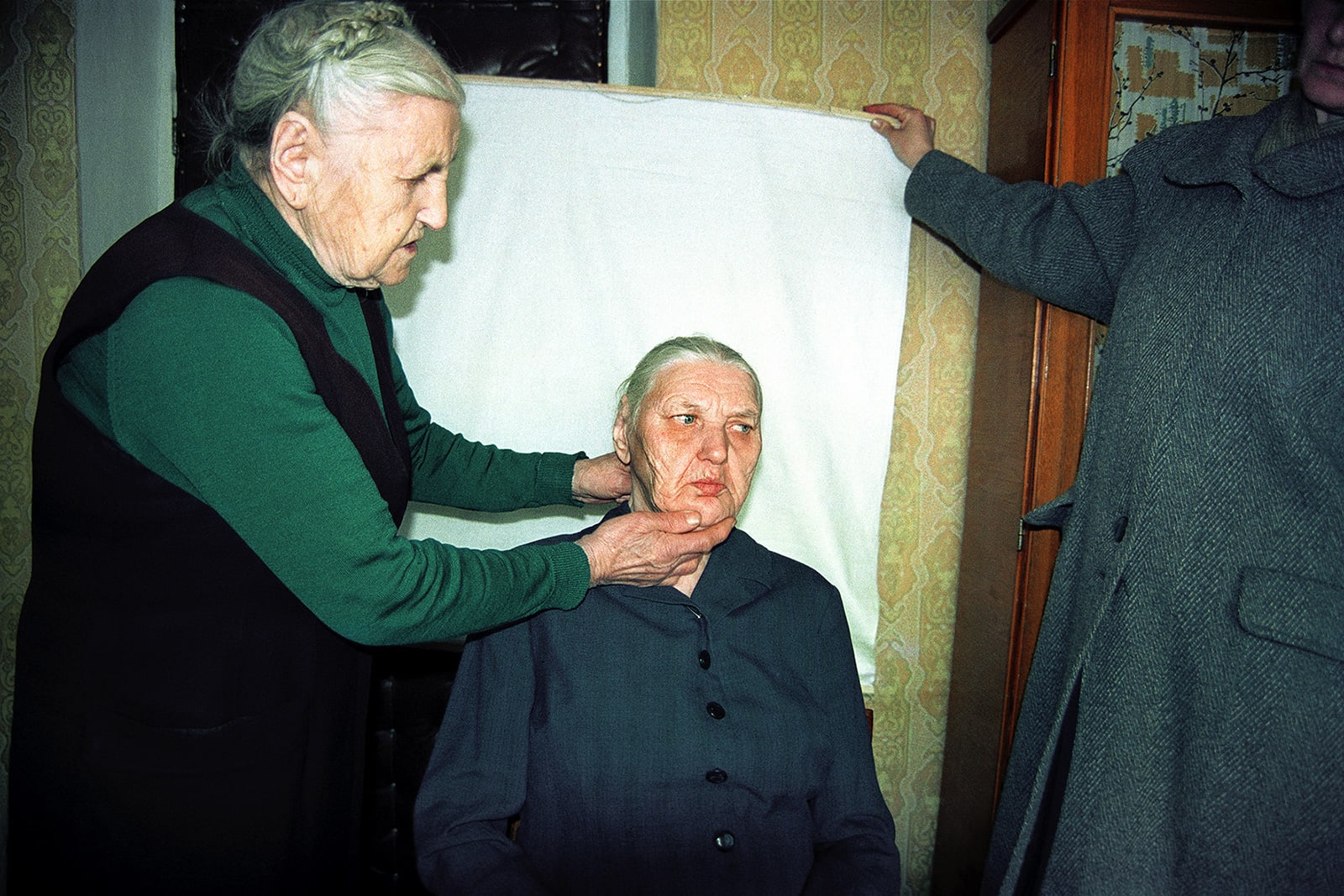 تذكير بالواقع القاتم..مصور يكشف كواليس مقلقة لصور جوزات سفر الأوكرانيين في التسعينيات