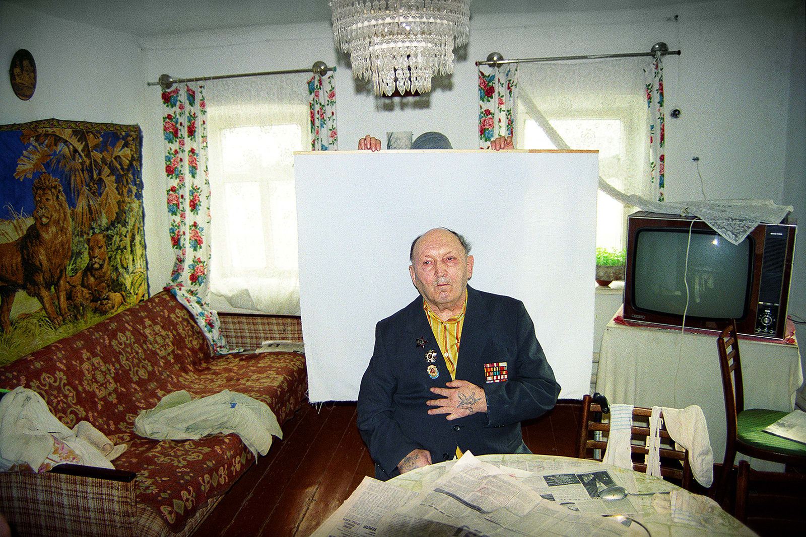 تذكير بالواقع القاتم..مصور يكشف كواليس مقلقة لصور جوزات سفر الأوكرانيين في التسعينيات