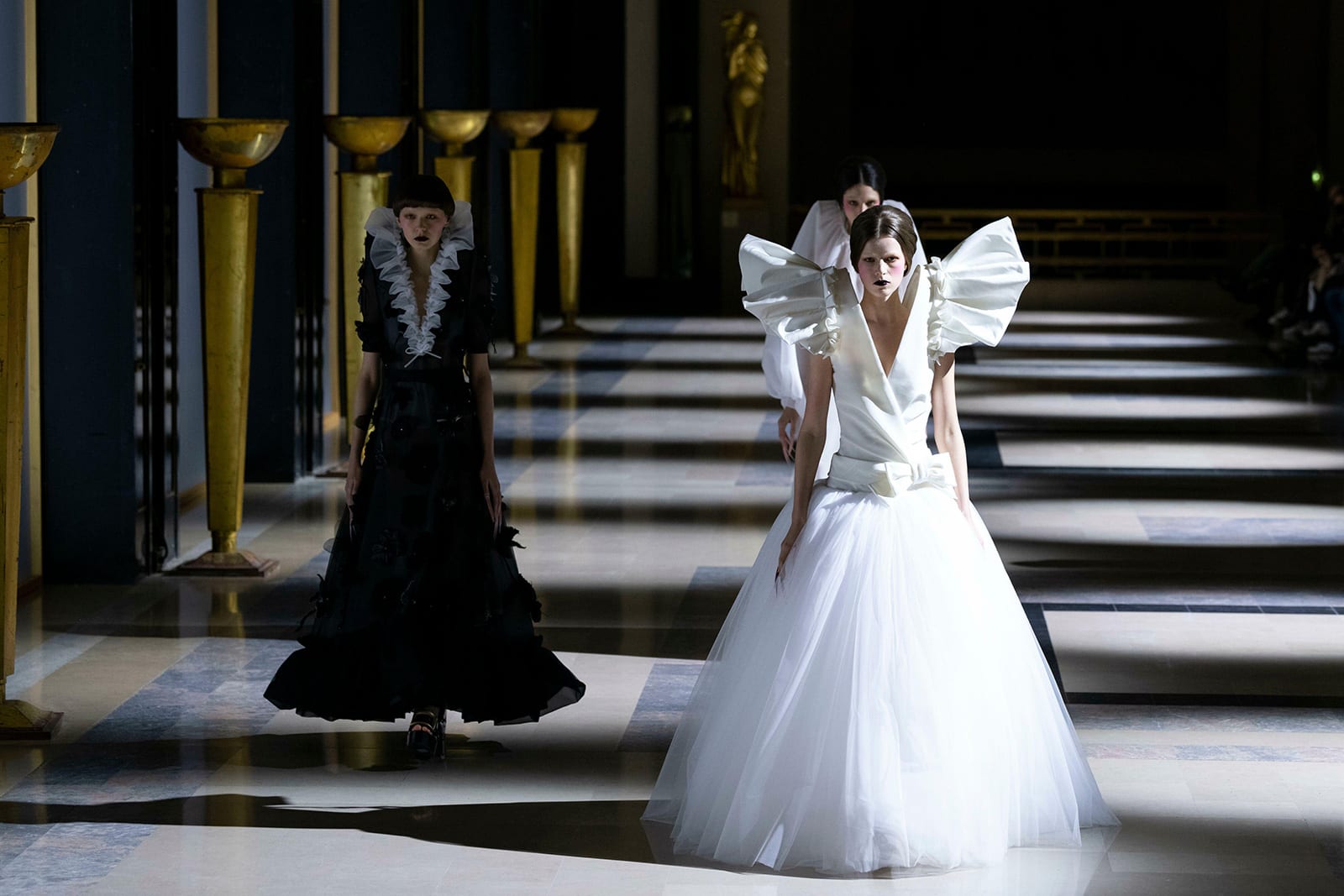 بعيدًا عن الفستان الأبيض التقليدي.. ما هي أحدث صيحة لأزياء الزفاف في عام 2022؟