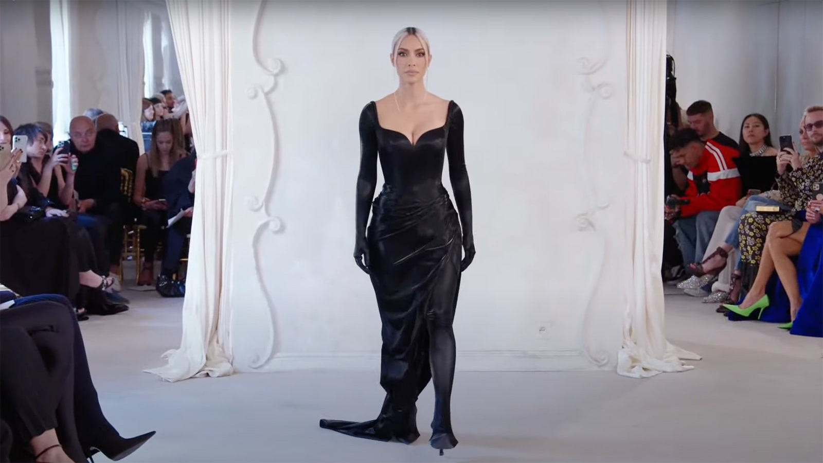 كيم كارداشيان تظهر في مدرج أزياء "بالنسياغا" في أسبوع الموضة الباريسي