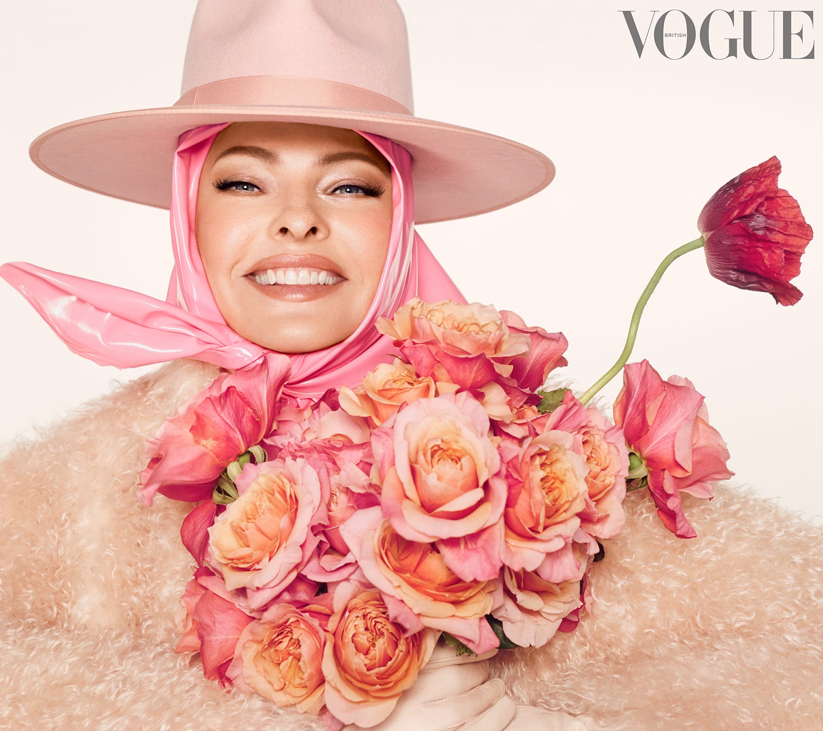 بعد تعرضها للتشويه من عملية تجميلية.. هكذا ظهرت عارضة الأزياء ليندا إيفانجليستا على غلاف مجلة "فوغ"