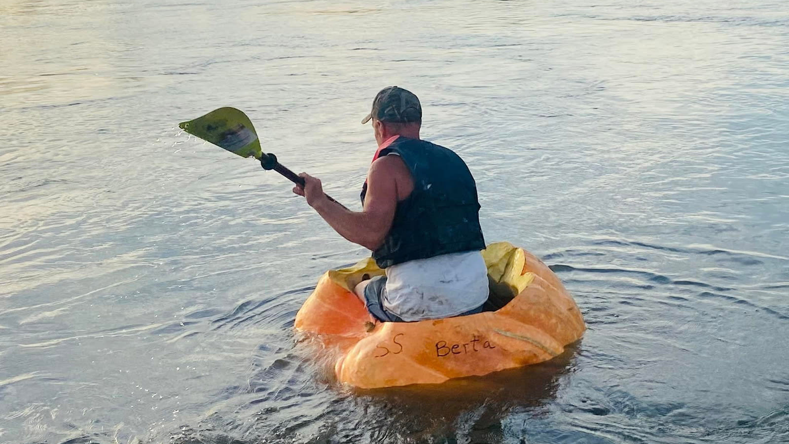بأمريكا.. رجل يجدف لـ38 ميلاً في نهر على متن قرع مجوف