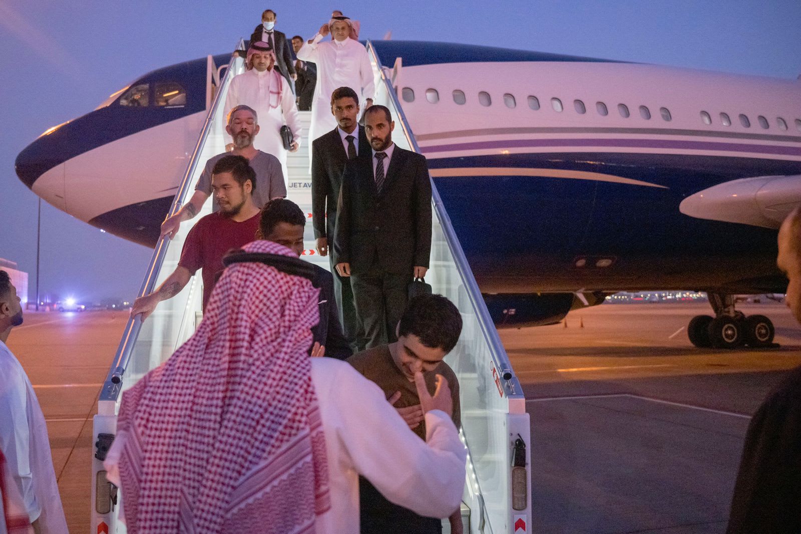 لقطات مصورة للحظة وصول 10 أسرى إلى الرياض بعد بوساطة سعودية بين روسيا وأوكرانيا
