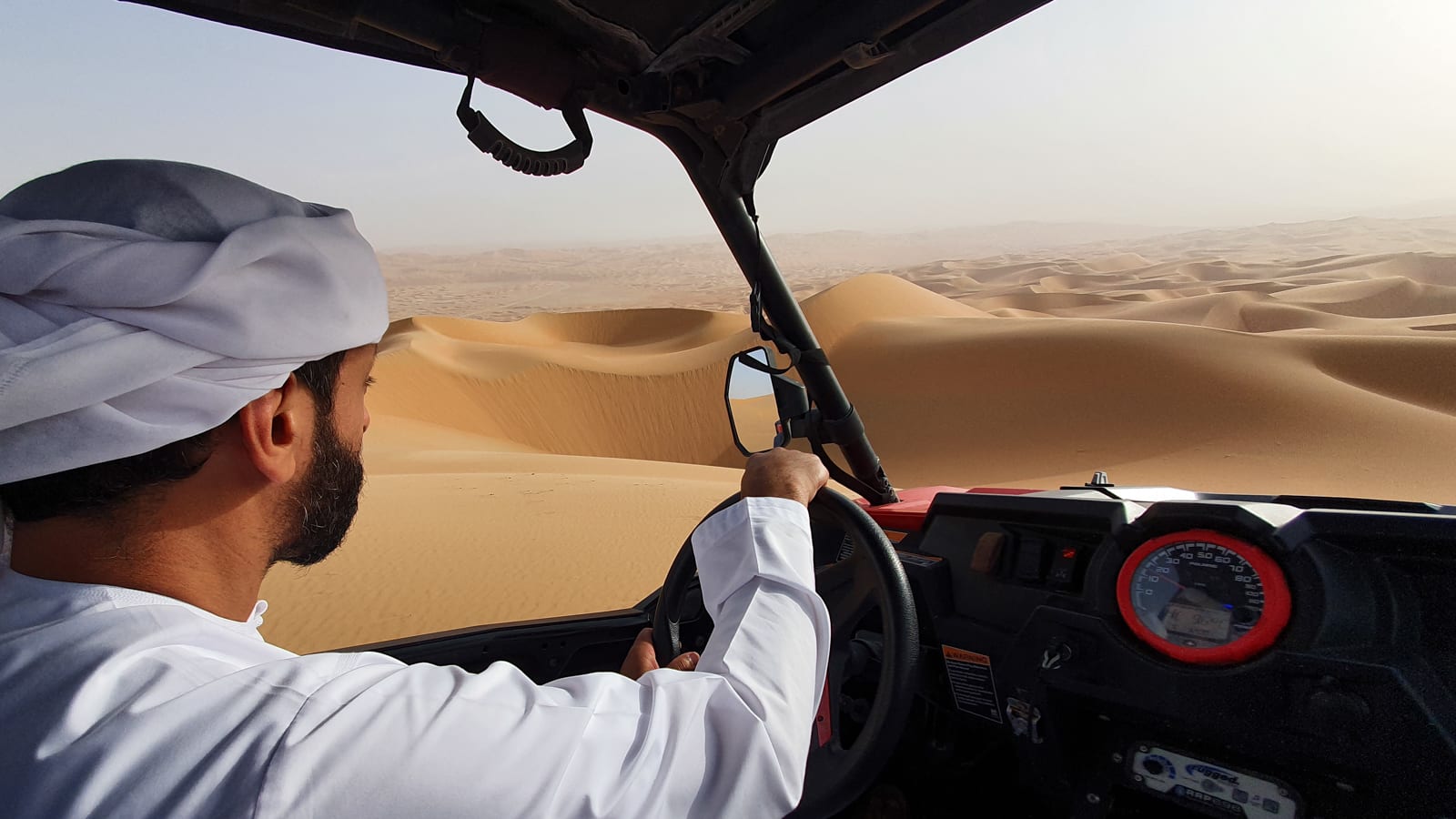 إماراتي يشارك عشقه لصحراء أبوظبي بتجربة تخييم من عالم آخر