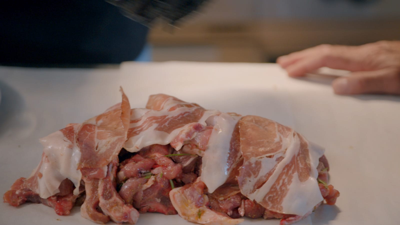 بإيطاليا.. يتمتع هذا اللحم بنعومة لا تصدق بعد لفه وطهيه داخل الصلصال