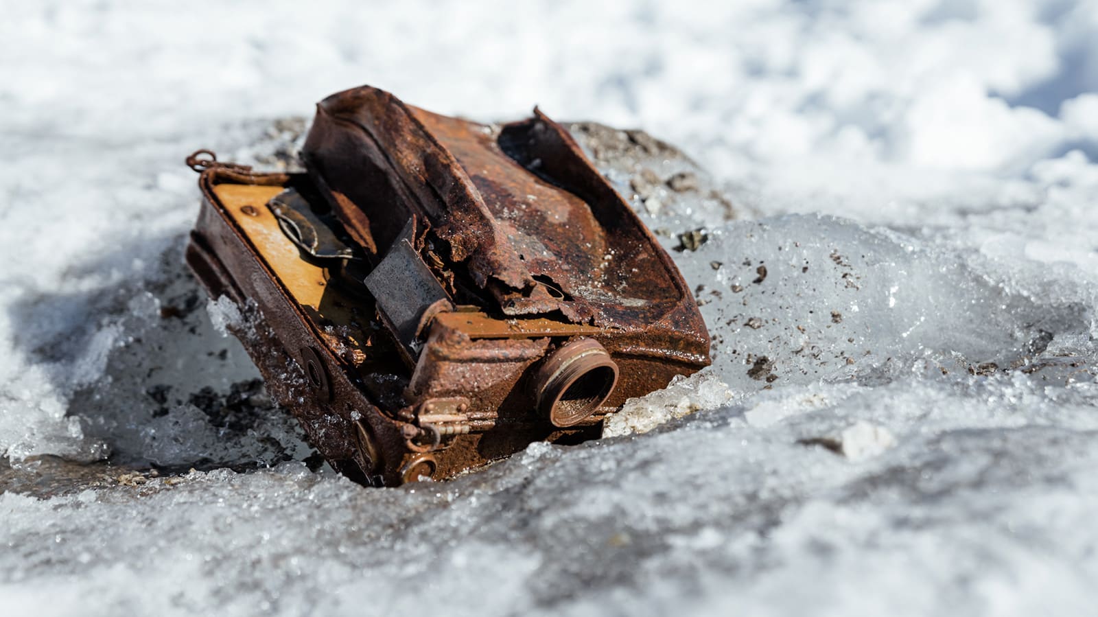 بعد 85 عامًا..العثور على كاميرات مستكشف مهجورة على كتلة جليدية بكندا