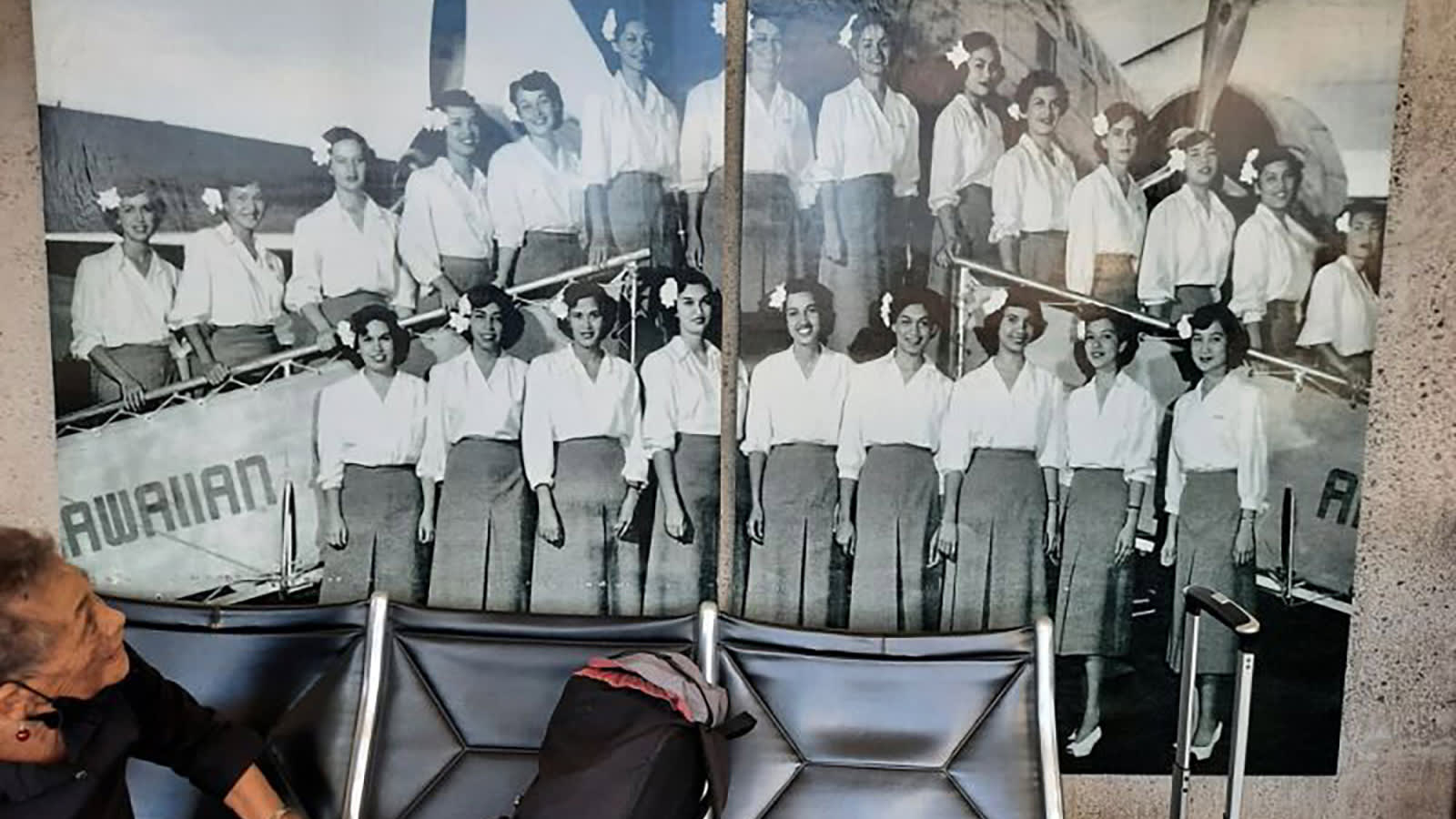 So geschah es, als eine 94-jährige ehemalige Flugbegleiterin am Flughafen ein Bild von sich sah 