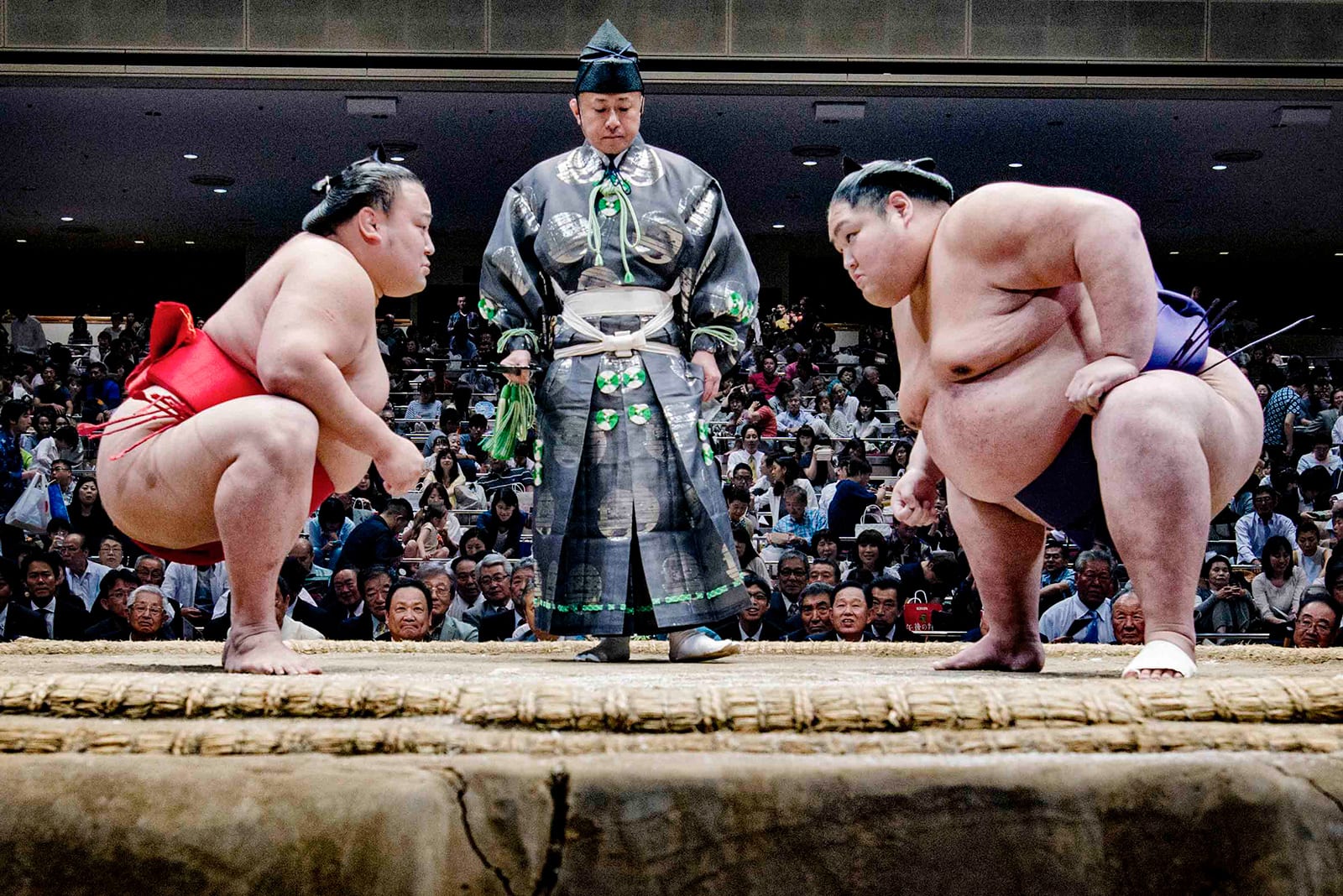 عالمٌ مُحاط بالسريّة..  مصور يُقدم لمحة نادرة عن مصارعي السومو في اليابان