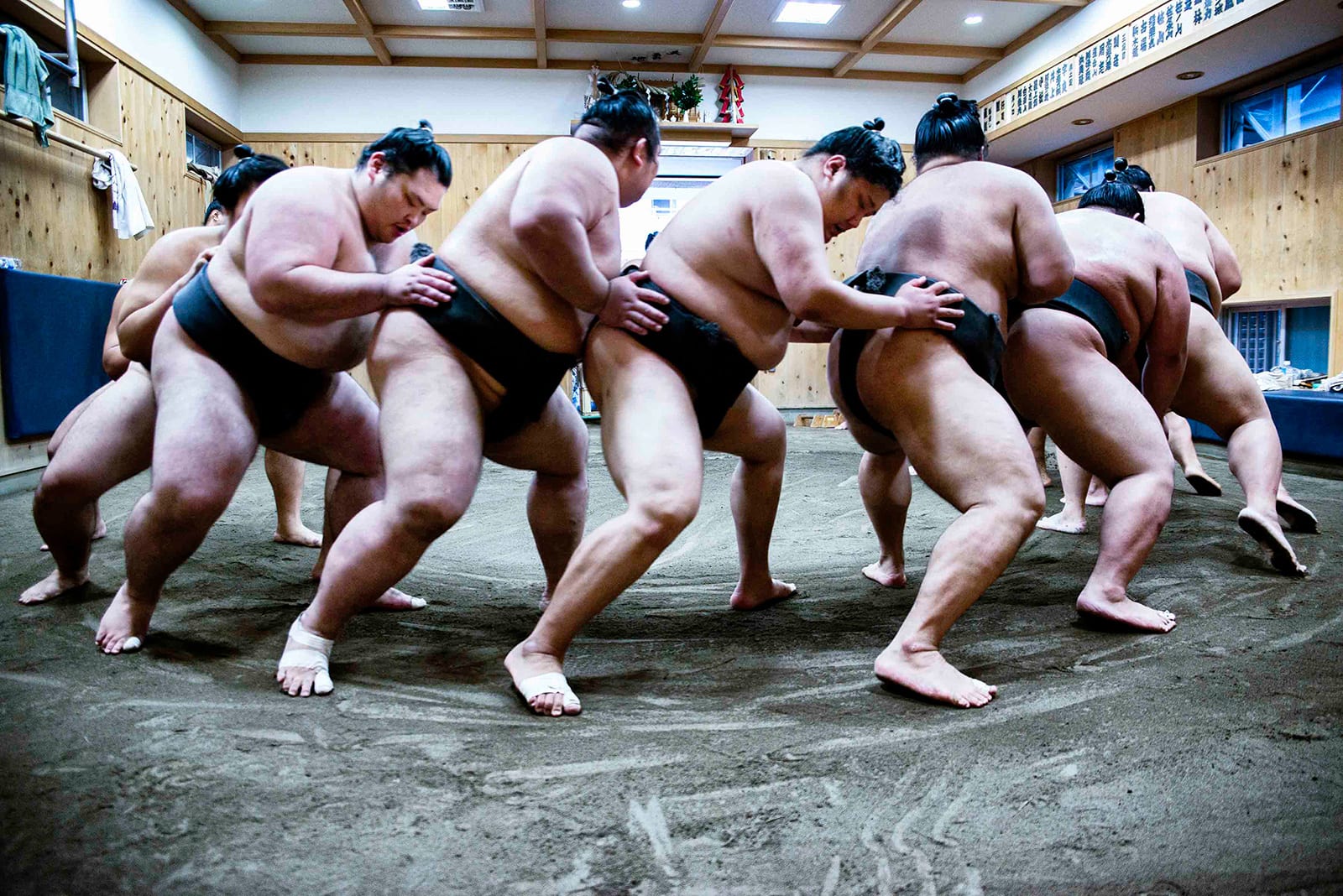 عالمٌ مُحاط بالسريّة..  مصور يُقدم لمحة نادرة عن مصارعي السومو في اليابان