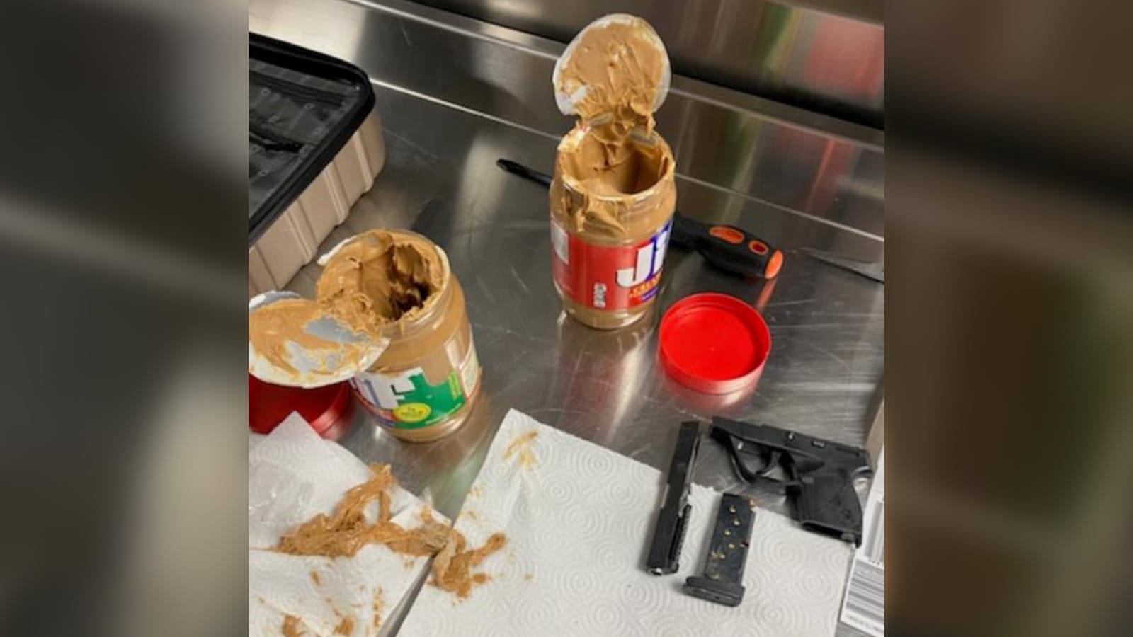 "Brillamment dissimulé".. Trouver des pièces d'armes à feu dans deux pots de beurre de cacahuète dans un aéroport américain