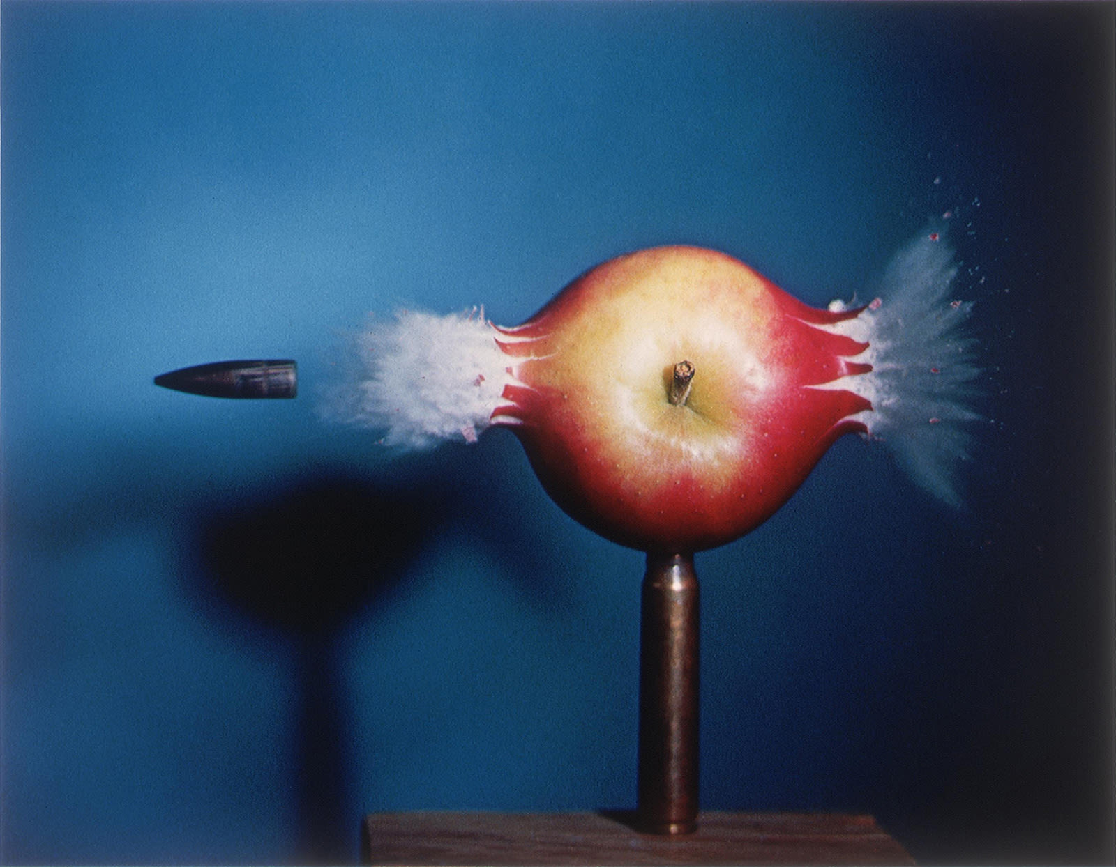 "كيف تصنع عصير التفاح": الصورة الشهيرة التي توقف فيها الزمن