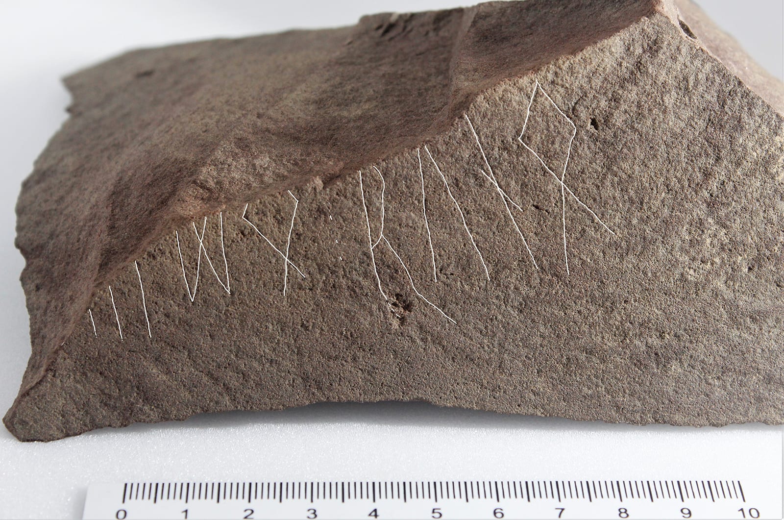 به نقش غامض.. اكتشاف أقدم حجر روني مؤرخ في العالم بالنرويج 