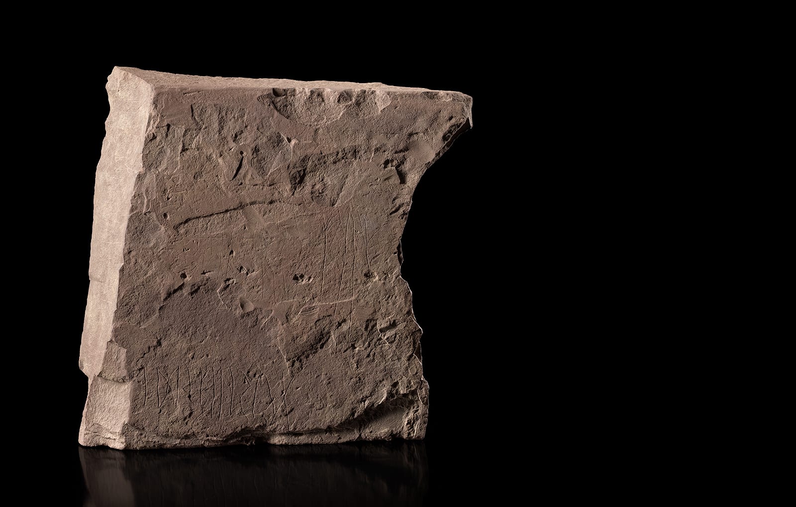به نقش غامض.. اكتشاف أقدم حجر روني مؤرخ في العالم بالنرويج 