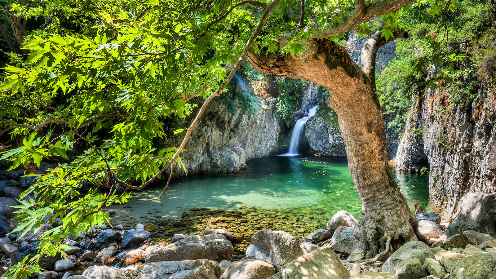 هل من جزيرة عذراء وخضراء وسرية في اليونان؟ ما اسمها؟ 