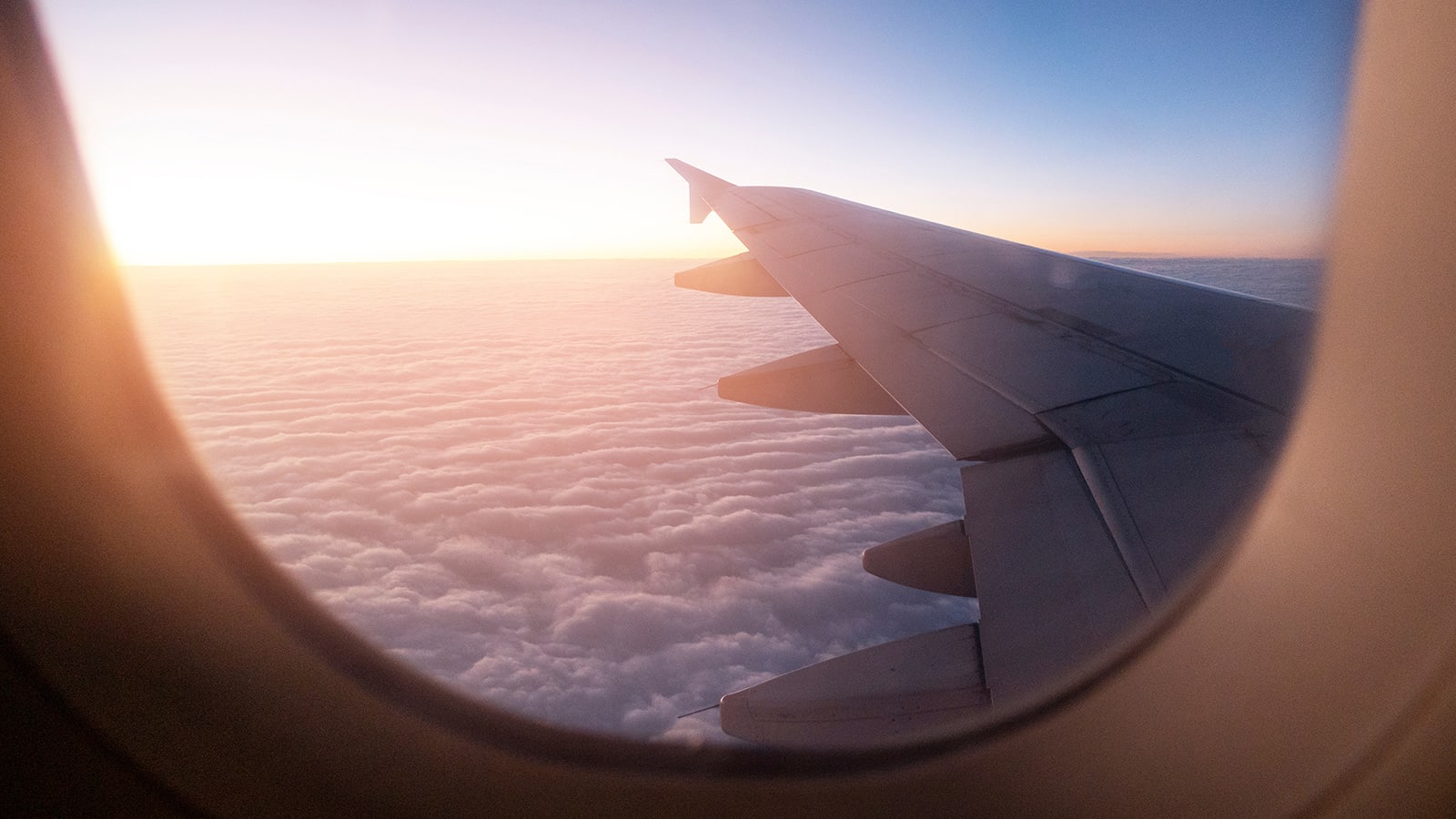 ما هو المقعد الأكثر أمانًا على متن الطائرة؟