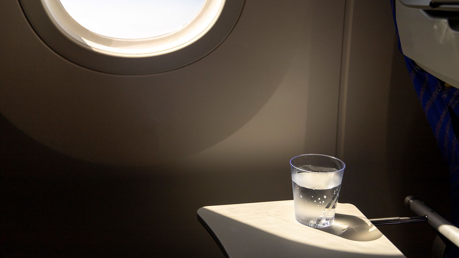 ماذا يحدث لجسمك خلال رحلة طيران طويلة المدى؟