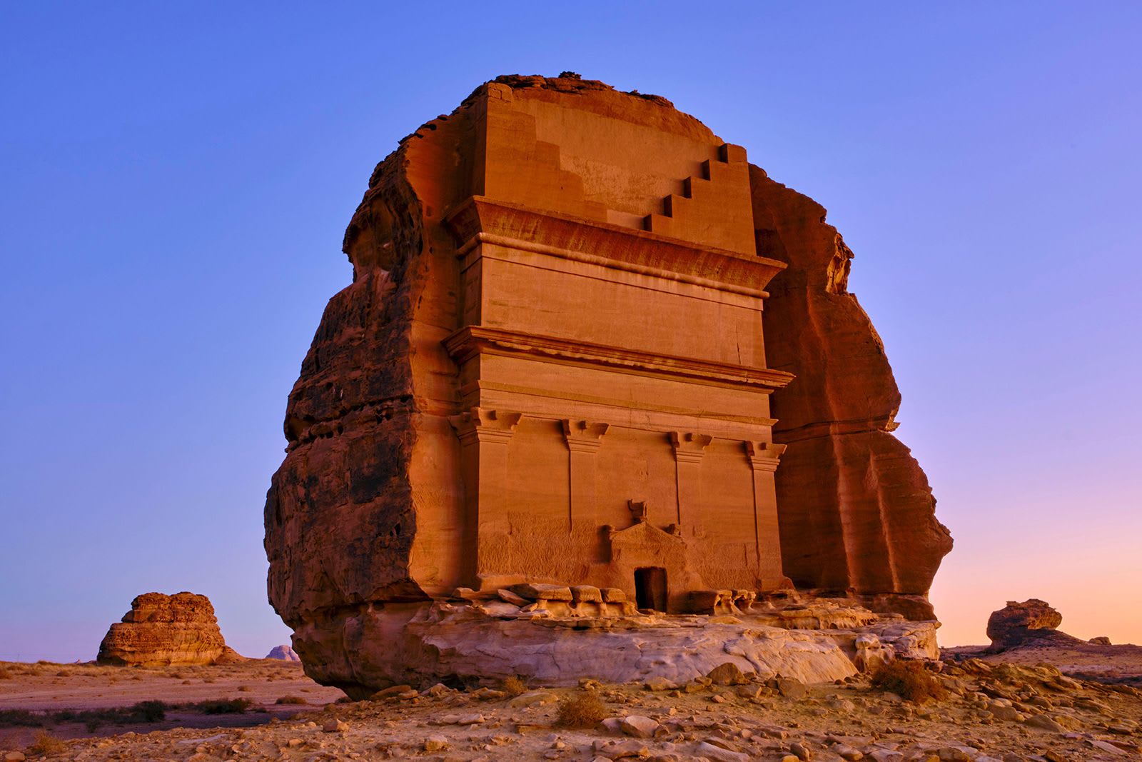 مقابر رائعة بقلب الصحراء..تعرفوا إلى جوهرة التاج بين معالم التراث الأثري بالسعودية