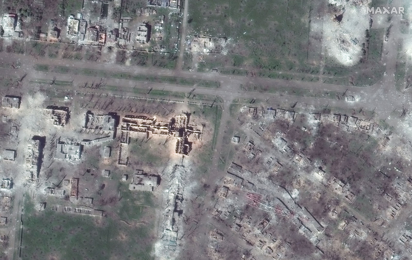 تظهر صور الأقمار الصناعية حجم الدمار في مدينة باخموت الأوكرانية المحاصرة