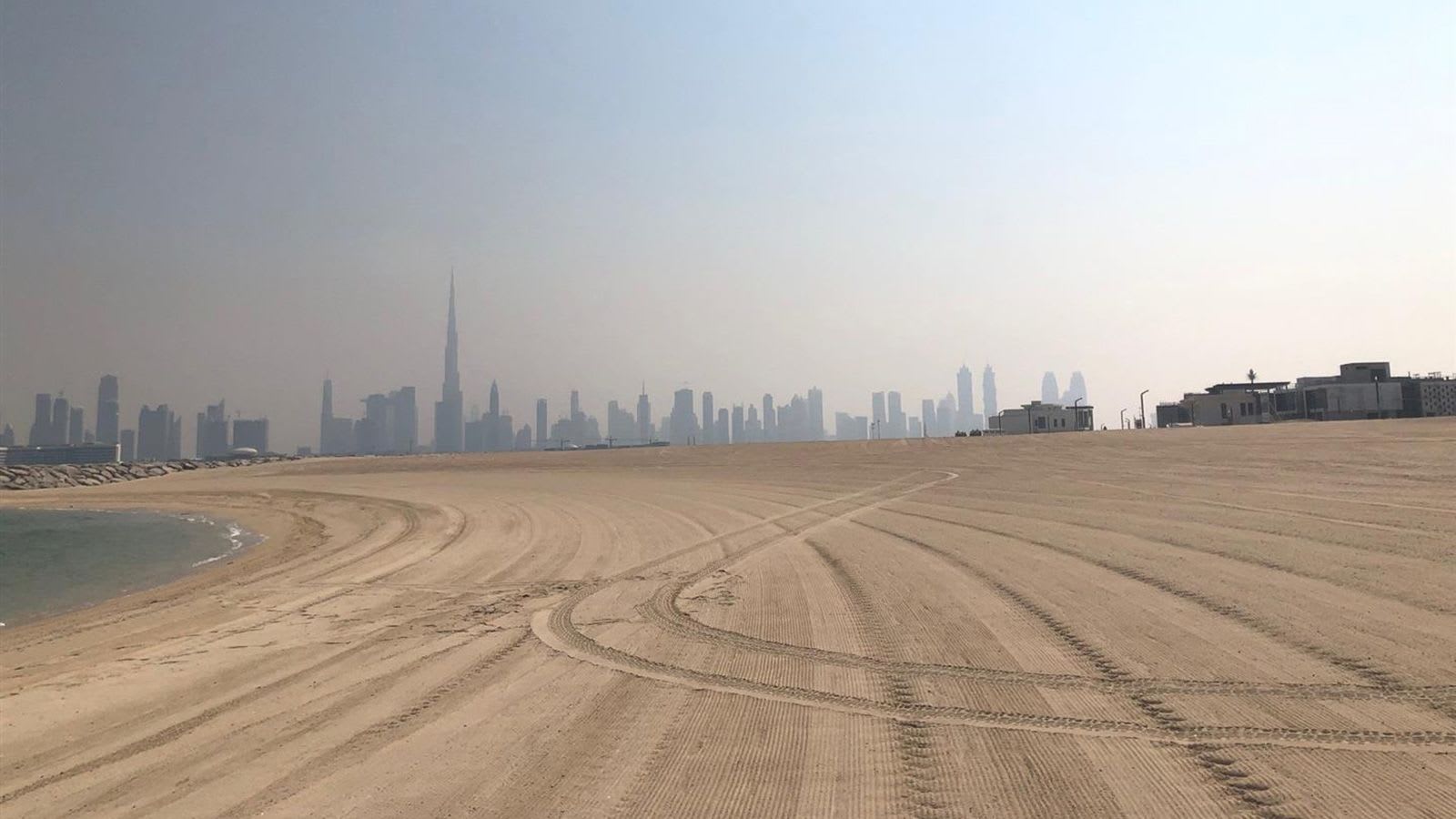 قطعة أرض رملية فارغة في دبي تباع مقابل 34 مليون دولار.. لماذا؟