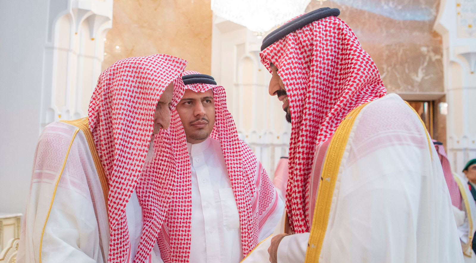 تفاعل على سبب تقبيل محمد بن سلمان رأس مفتي السعودية