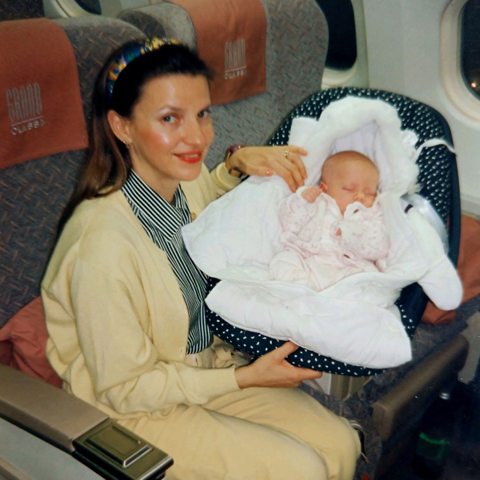 بعد أكثر من 20 عامًا..مضيفة عاشقة للطيران تعيد إنشاء صورة من طفولتها أمام طائرة