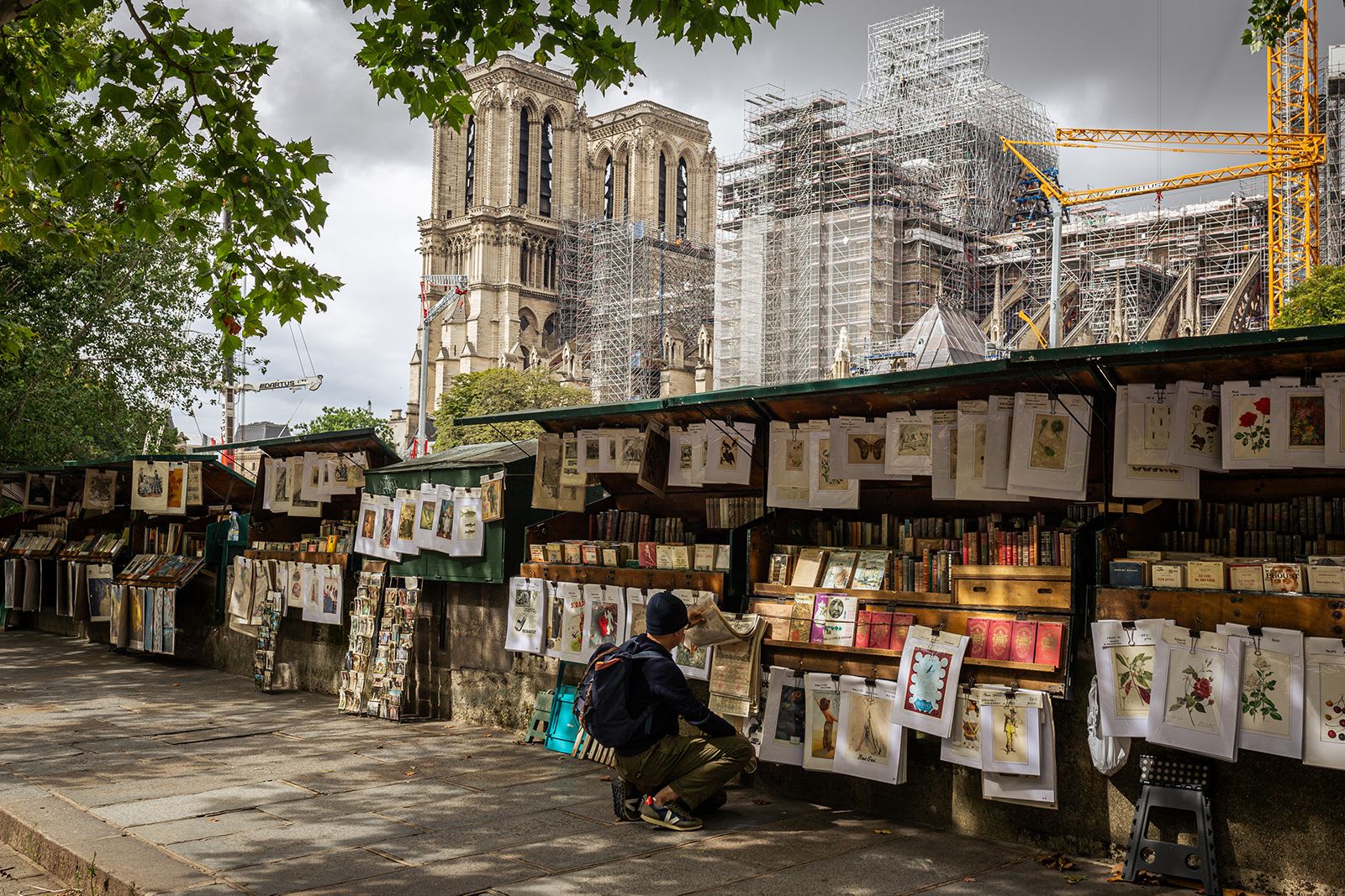 أخذ سوق الكتب في باريس محلّه هنا منذ 450 عامًا ولكنه يُنقل الآن "لأسباب أمنية"