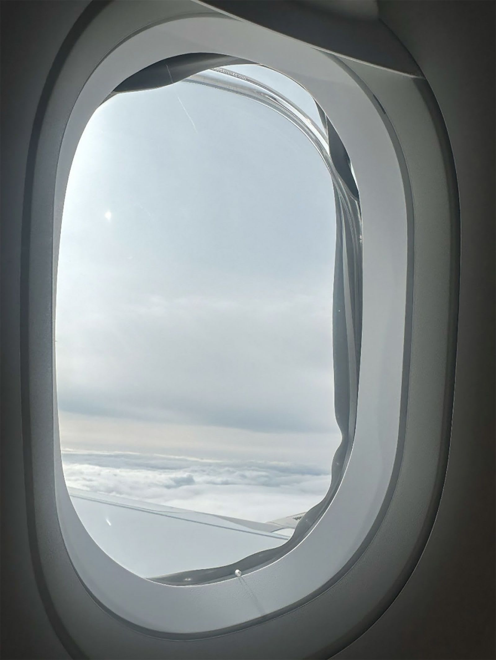 لا زجاج لنوافذ طائرة