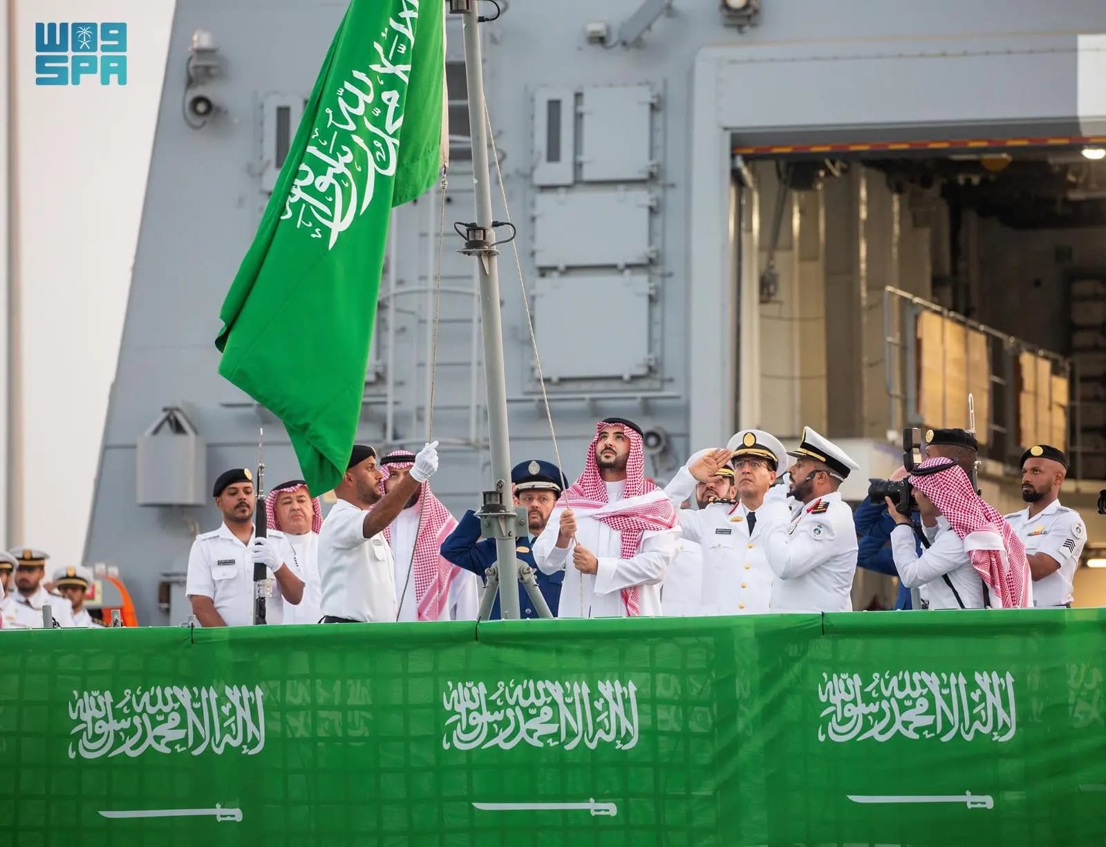 الأمير خالد بن سلمان يرفع العلم السعودي على "جلالة الملك جازان" أول سفينة يُستكمل بناؤها في المملكة
