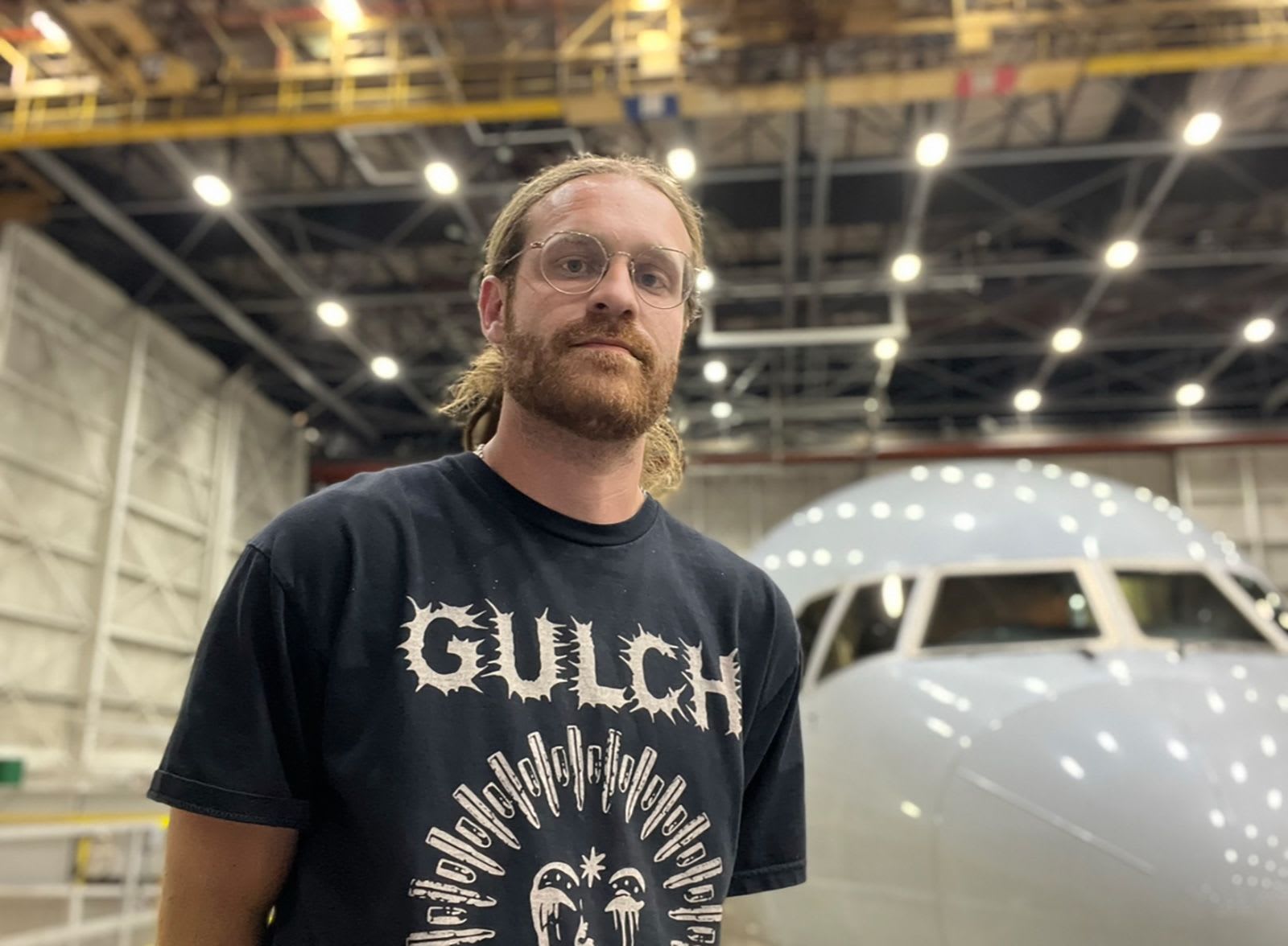 ميكانيكي طائرات يلجأ لمنصات التواصل الاجتماعي لجعل الطيران و"الحزن" أقل رعبًا