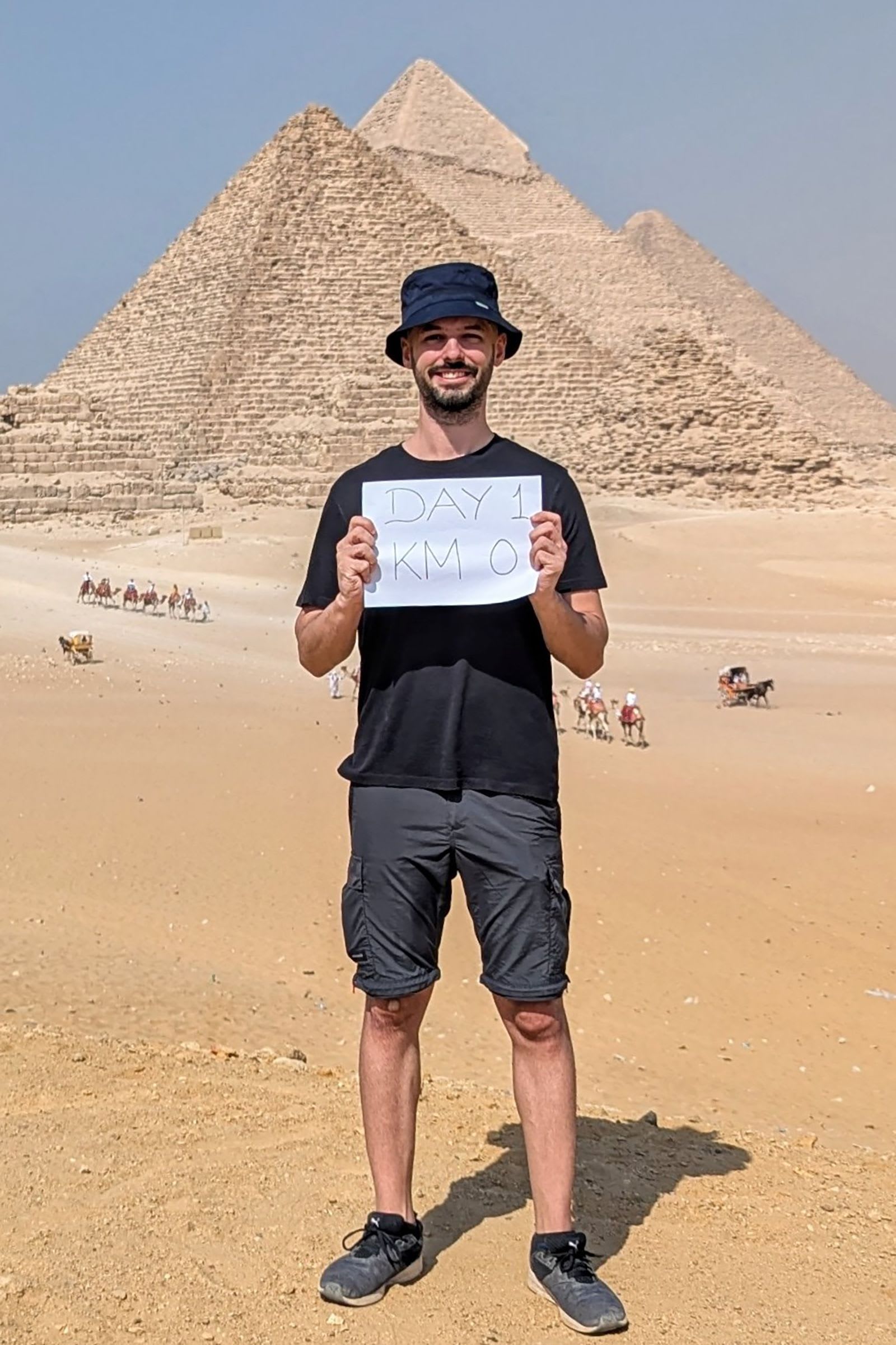 مغامر مصري يستخدم جميع وسائل النقل إلا الطائرات في رحلةٍ حول العالم