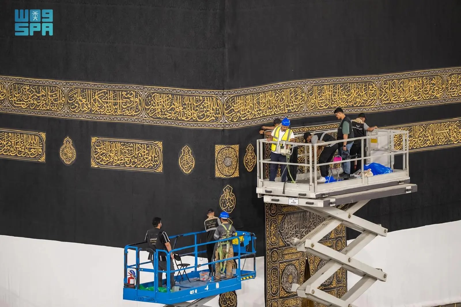 السعودية..الكشف عن تفاصيل رفع الجزء السفلي من كسوة الكعبة استعدادًا للحج