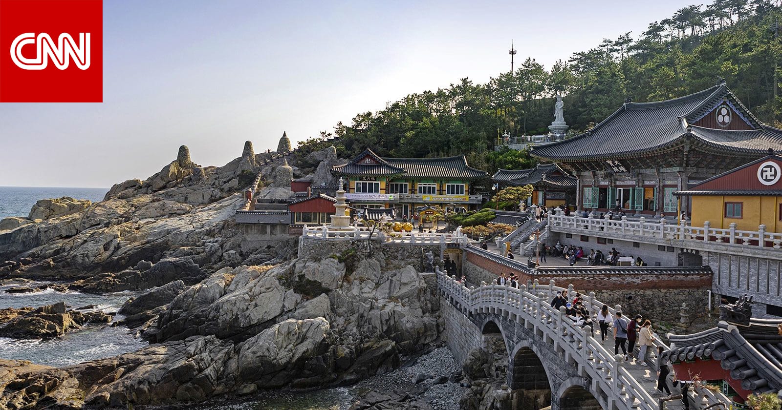 معبد بوذي مزخرف على حافة صخرية وعرة مطلة على البحر.. لم يتهافت الزوار على 